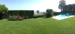 imagen panoramica jardin con piscina