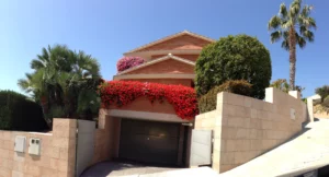 cada decorada con flores